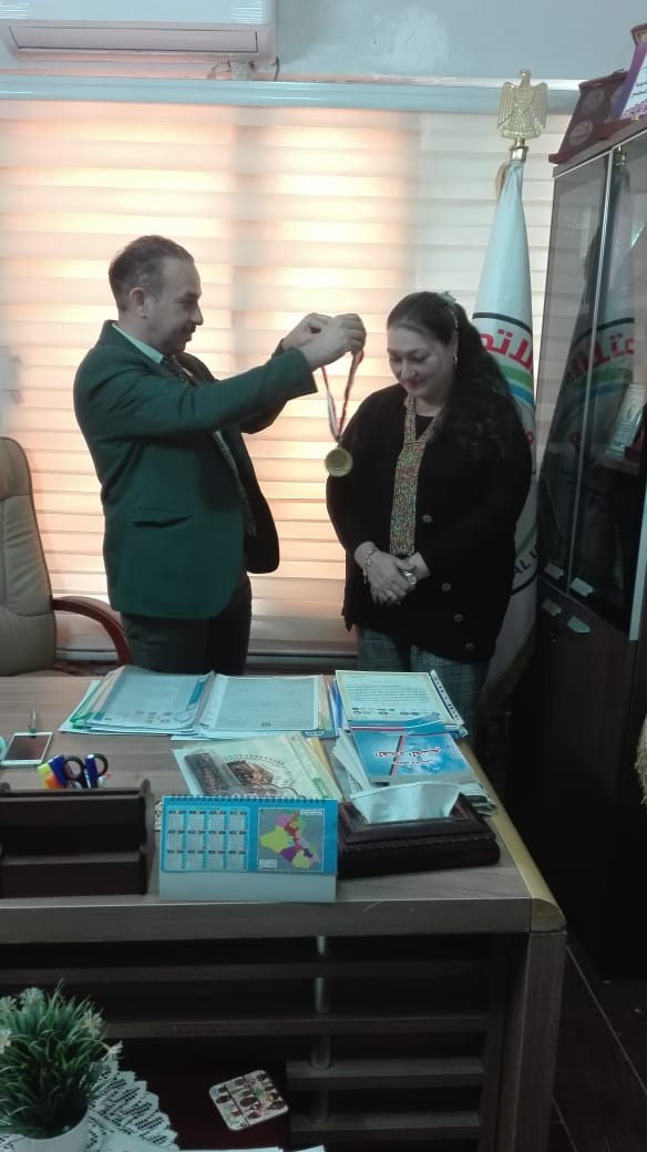 تدريسية من جامعة بغداد تحصل على وسام الأبداع العلمي من الأتحاد (1)