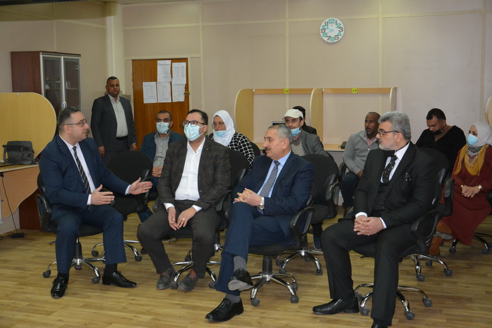 مركز الحاسبة يستقبل رئيس الجامعة للاطلاع على نظام الدراسات العليا (2)