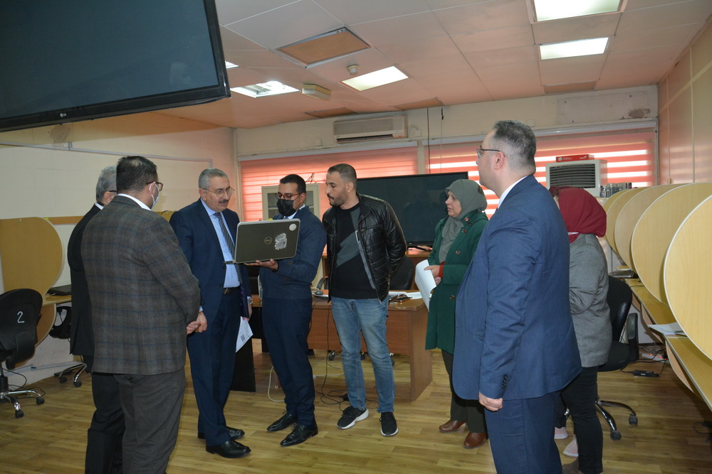 مركز الحاسبة يستقبل رئيس الجامعة للاطلاع على نظام الدراسات العليا (6)