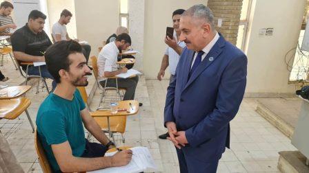 رئيس جامعة بغداد يتفقد سير الامتحانات النهائية في كلية التربية ابن (1)