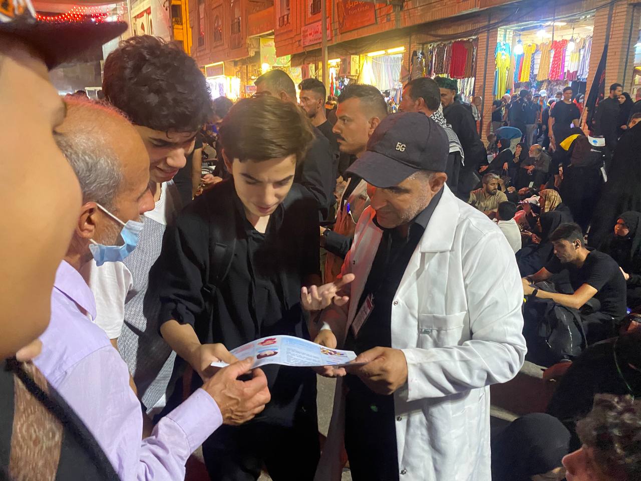 طلبة كلية الصيدلة تقوم بحملة تطوعية توعوية في زيارة أربعينية الإمام الحسين عليه السلام (1)