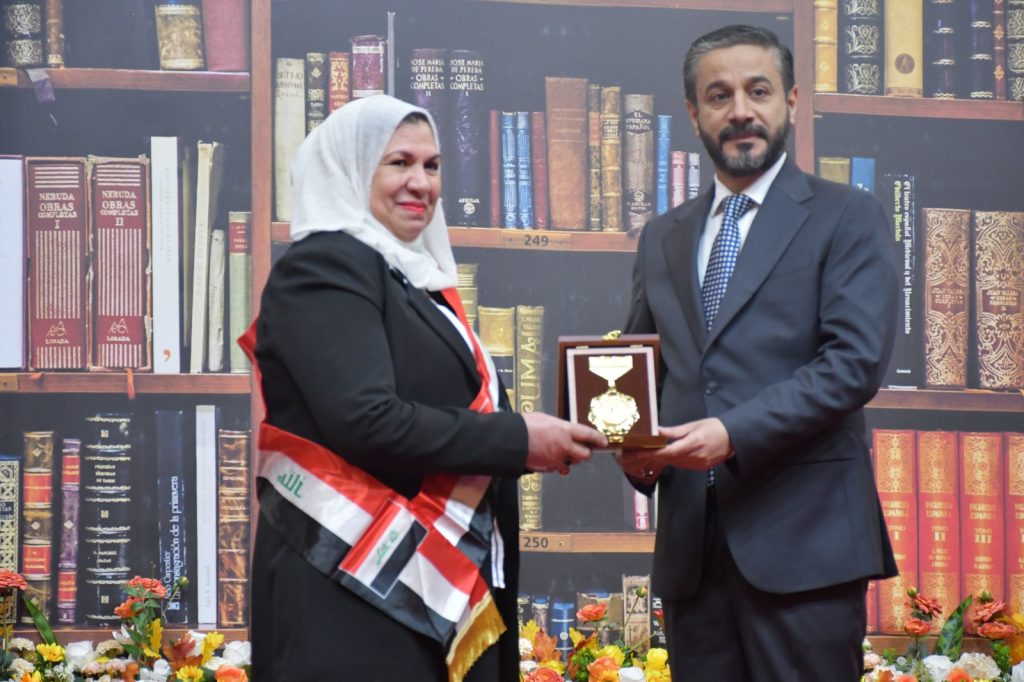 وزير التعليم العالي والبحث العلمي يكرم باحثتين من هندسة بغداد في يوم العلم العراقي (1)