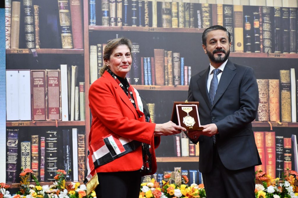 وزير التعليم العالي والبحث العلمي يكرم باحثتين من هندسة بغداد في يوم العلم العراقي (2)