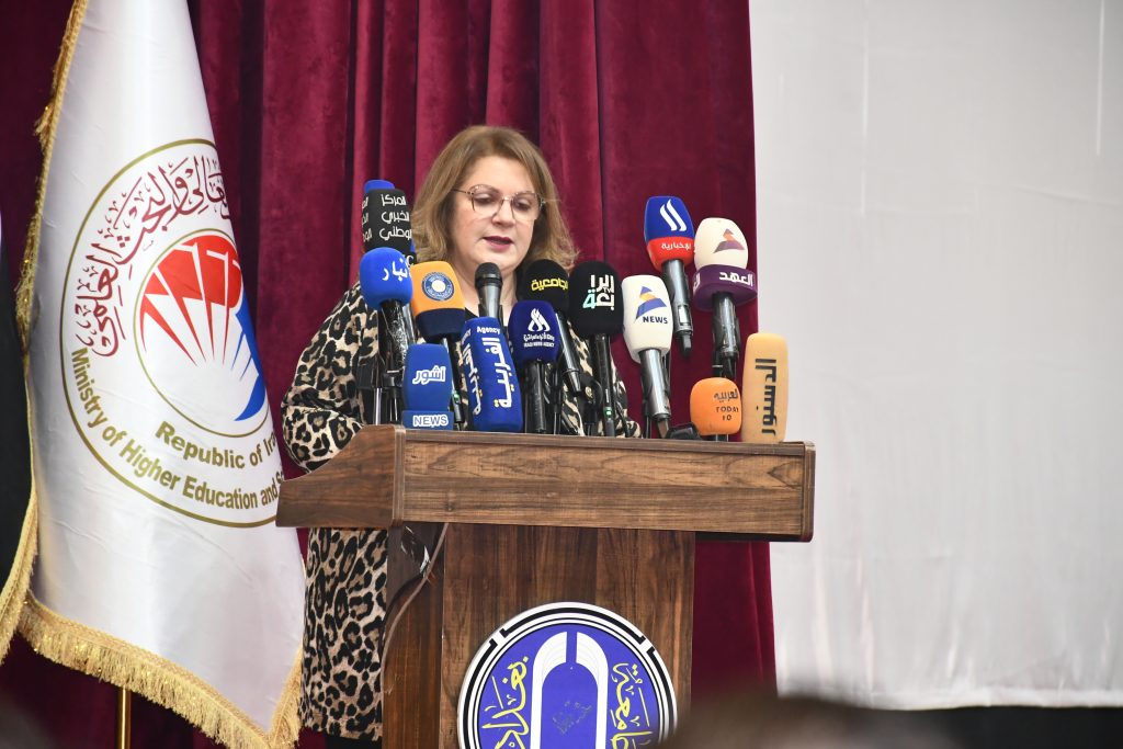وزير التعليم العالي والبحث العلمي يكرم باحثتين من هندسة بغداد في يوم العلم العراقي (5)